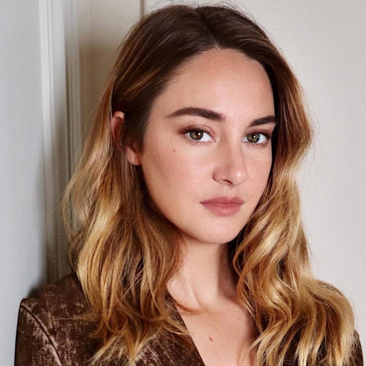 Shailene Woodley con piel lisa y sin arrugas