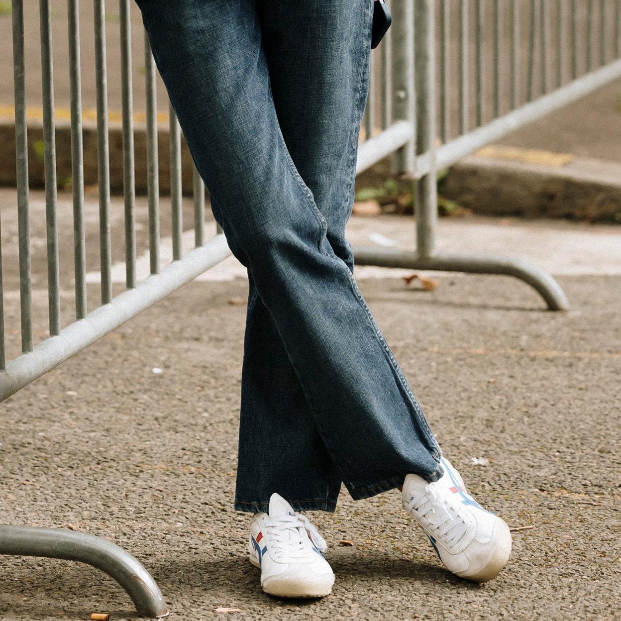 Una mujer con zapatillas deportivas.