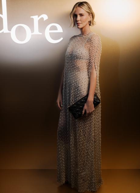 Imagen - Charlize Theron en la inauguración de la exposición Dior J'adore en París. Foto: Pierre Mouton.