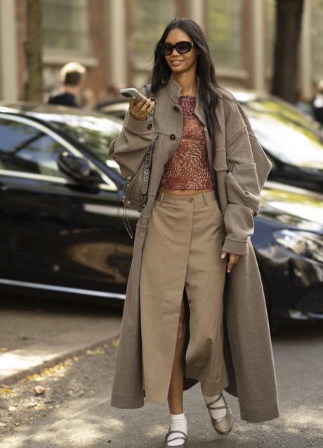 Imagen - Una mujer con falda estilo cargo y bailarinas con calcetines. Foto: Launchmetrics spotlight.