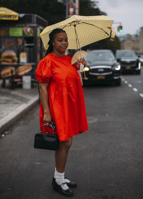 Imagen - Una mujer con vestido rojo y bailarinas con calcetines. Foto: Launchmetrics spotlight.