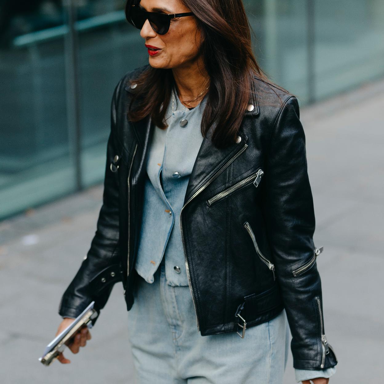 Una mujer con chaqueta de cuero.