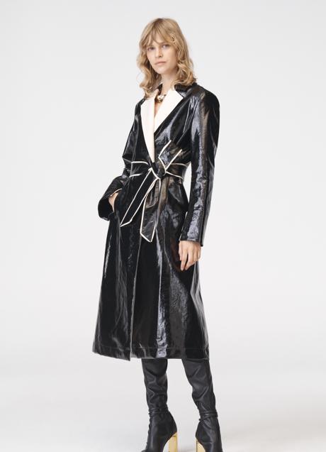 Imagen - Gabardina de acabado vinilo de la colección Zara Studio FW2023