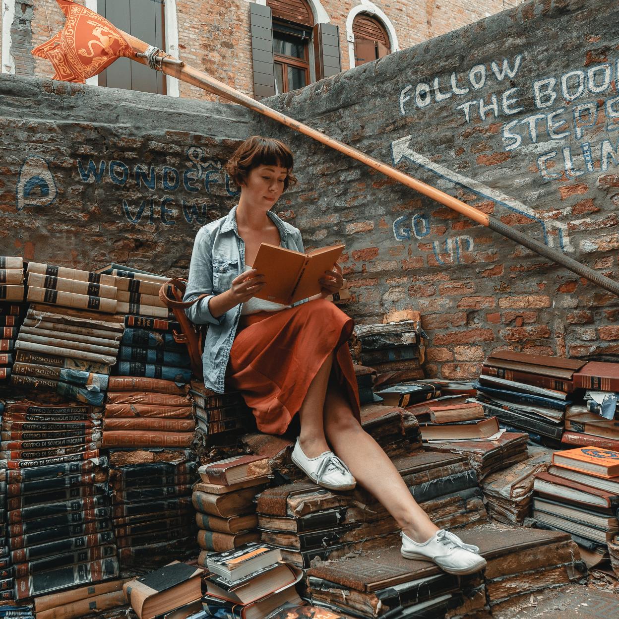 Leer en otoño es un placer que, si el tiempo acompaña, también se puede disfrutar en la calle