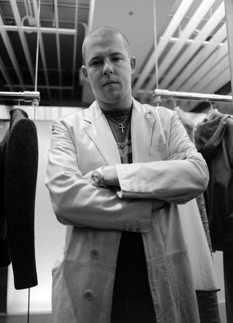Imagen - Alexander McQueen en su primera boutique en Londres, en 1999. Foto: Getty
