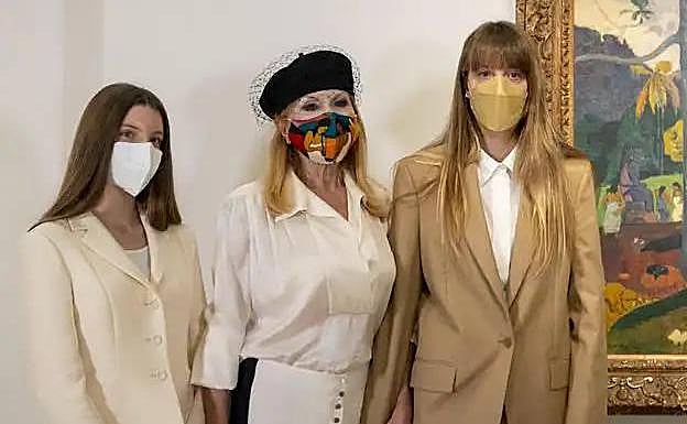 Tita Thyssen con sus hijas Camen y Sabina, en el museo 