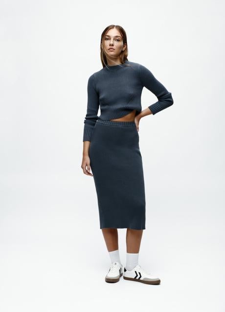 Imagen - Conjunto de punto azul índigo de Lefties, falda 15,99 euros y jersey 15,99 euros.