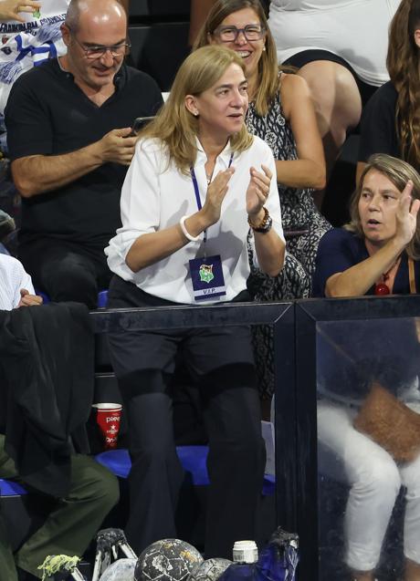 Imagen - La infanta Cristina animando a su hijo Pablo en el partido de balonmano. / GTRES