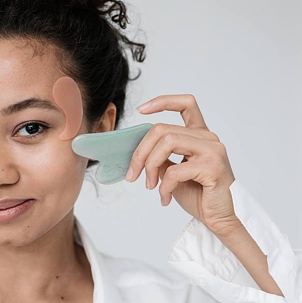 Mujer con parche antiarrugas