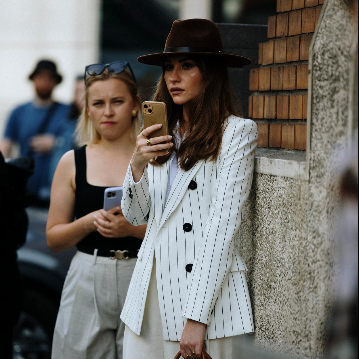 Mujer con blazer de rayas