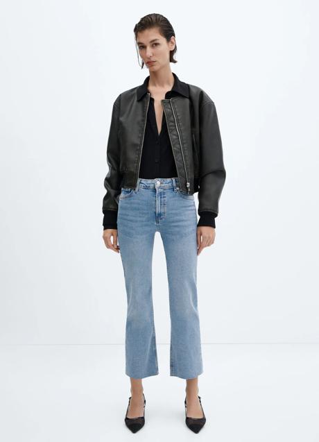 Imagen - Jeans flare crop de Mango, 25,99 euros.