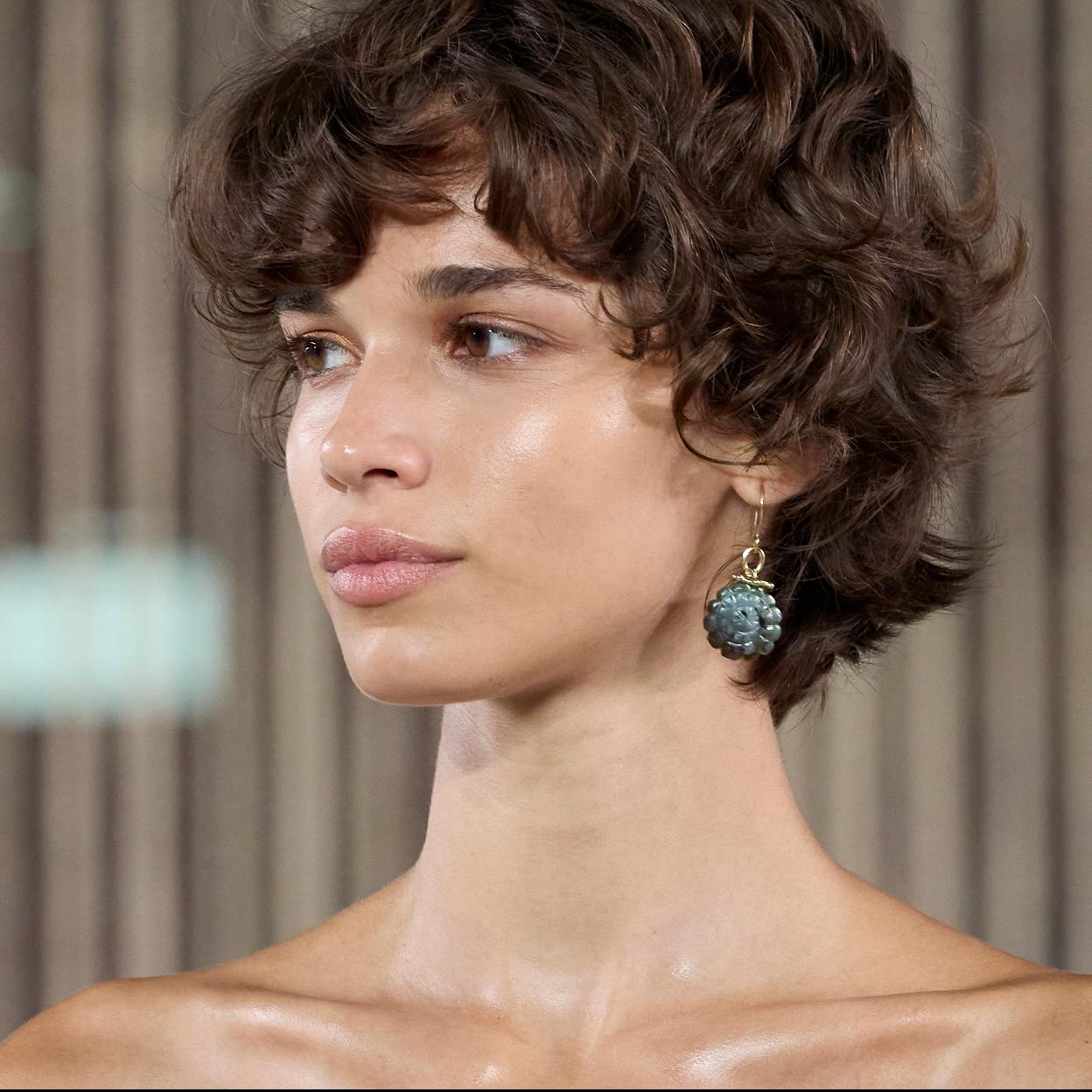 Una modelo en el desfile de Ulla Johnson con un maquillaje natural con bálsamo labial.