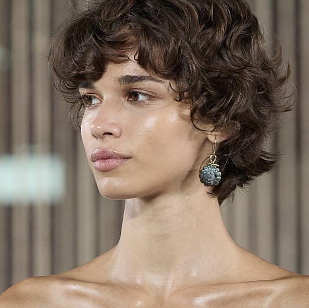 Este bálsamo labial alisa los labios secos, pelados y agrietados en horas