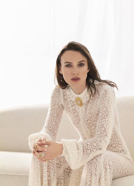 Imagen - Keira Knightley con broche Tweed Byzance en oro amarillo, diamantes y berilos, anillo Tweed Gabrielle y anillo Tweed Cambon, todo de Chanel Haute Joaillerie. Look de la colección otoño-invierno.