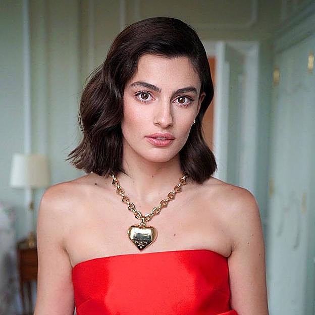 Diana Silvers con corte de pelo ondulado blunt bob