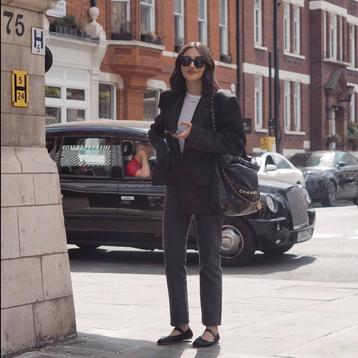 Influencer con look de vaqueros oscuros