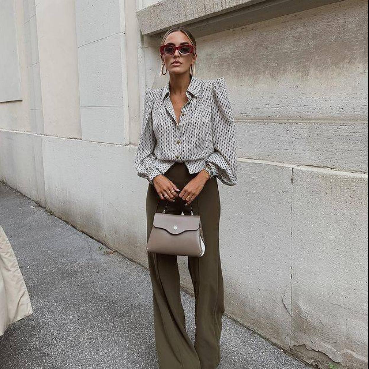 La influencer lleva un look con blusa de manga abullonada