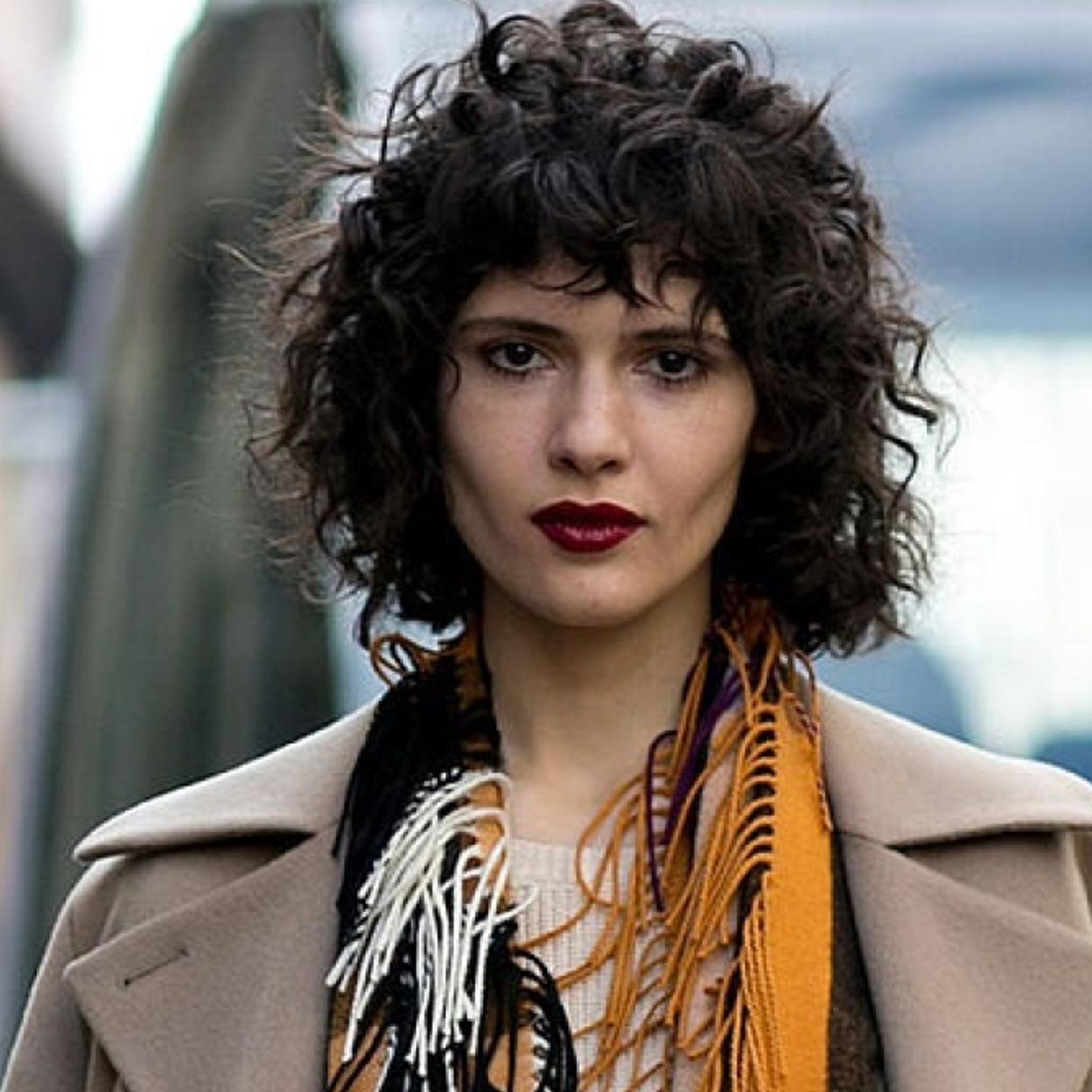 Una mujer con el pelo rizado.