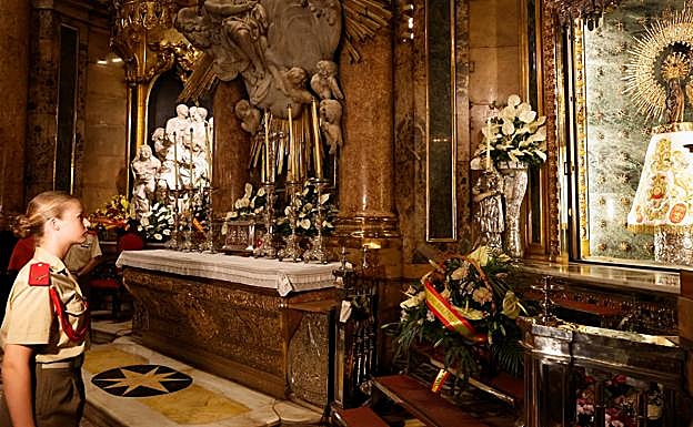 La cadete Leonor, en el momento en que llega frente a la Virgen del Pilar, en la Basílica de Zaragoza. 