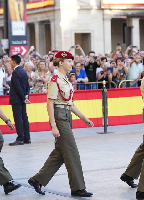 Imagen - La princesa Leonor desfiló marcialmente hasta su posición en la Plaza del Pilar. (FOTO: LIMITED PICTURES)