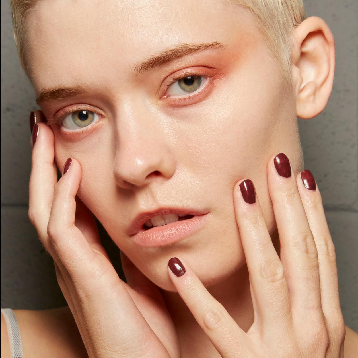Una manicura oscura para otoño.