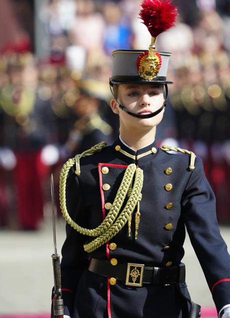 Imagen - La princesa Leonor, con el uniforme de gala en el Patio de Armas de la Academia de Zaragoza. (FOTO: LIMITED PICTURES)