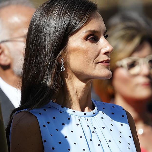 El espectacular vestido reciclado de la reina Letizia en la jura de bandera de Leonor: estampado de lunares y silueta estilizadora