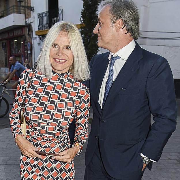 Eugenia Martínez de Irujo deslumbra con un original vestido en el bautizo que la ha reunido con su hermano Cayetano