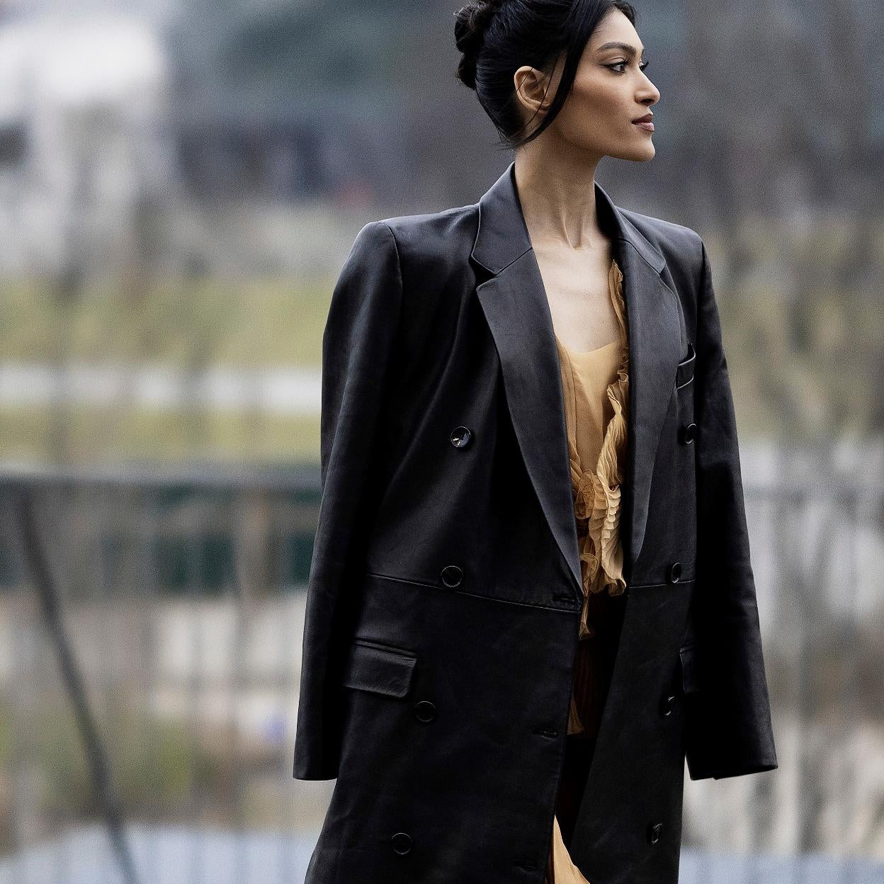 Mujer con abrigo efecto piel