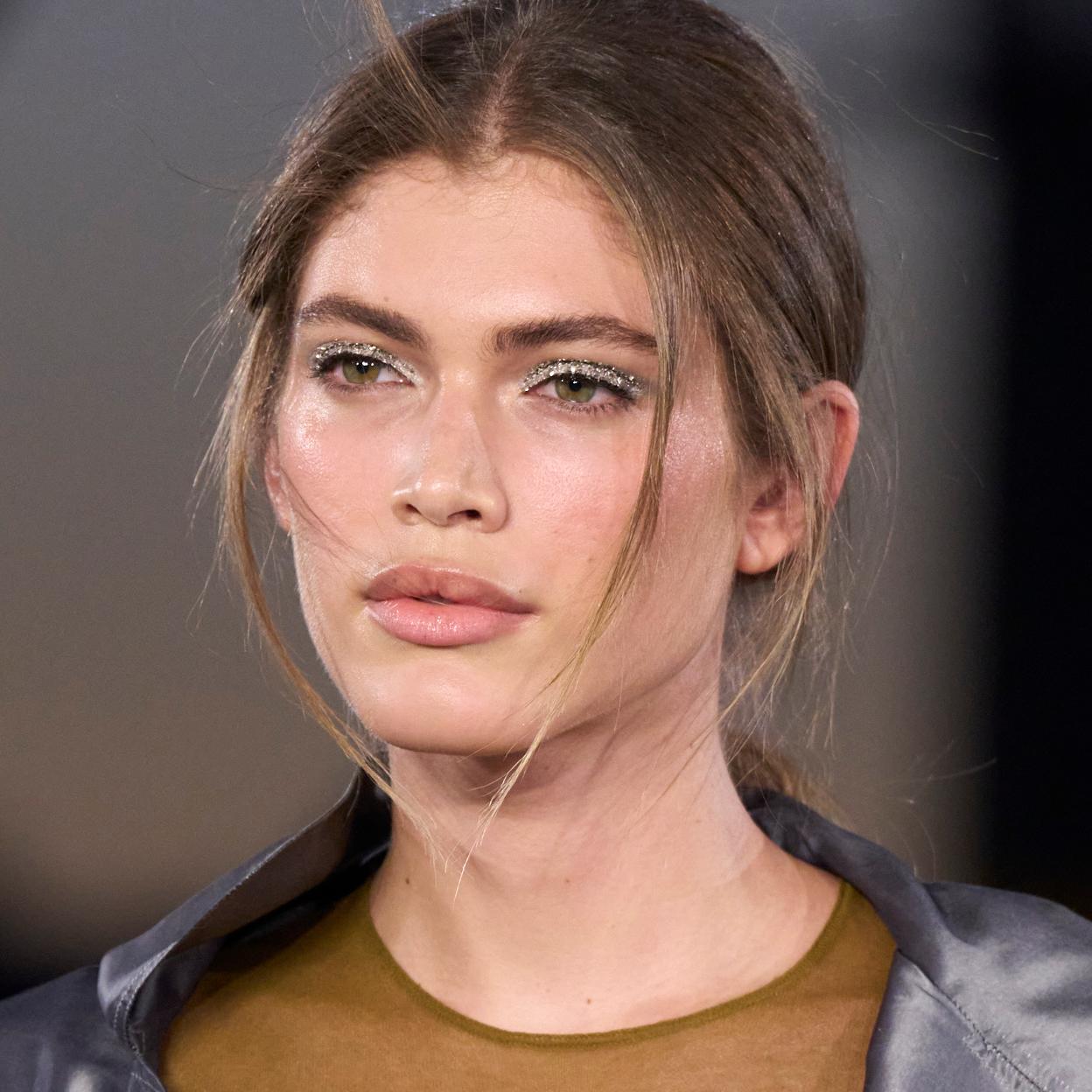 Una mujer con sombra de ojos con purpurina.