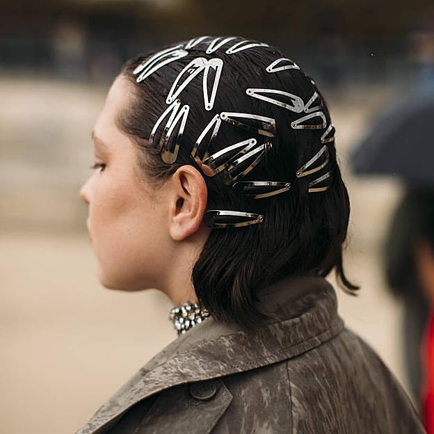 Peinado para Halloween con clips metálicos