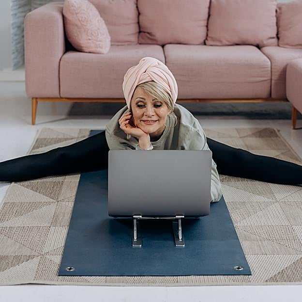 La rutina de estiramientos que debes hacer cada mañana en la oficina para evitar los dolores de espalda y activar tu cuerpo