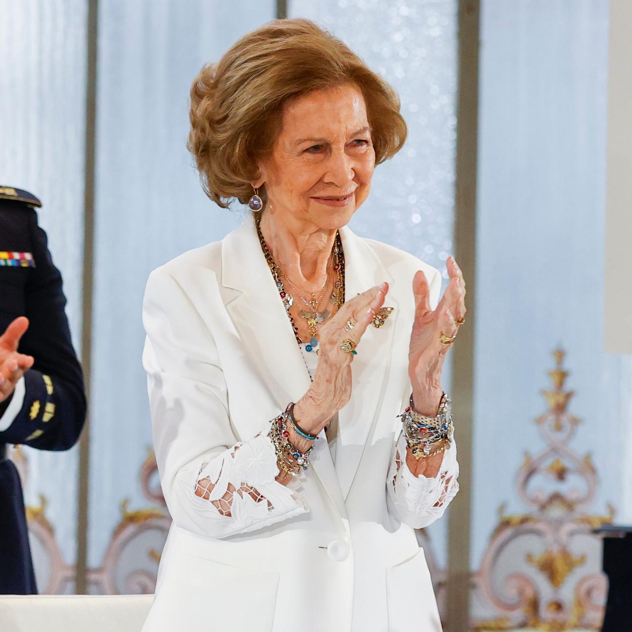La reina Sofía con una blazer de color blanco.