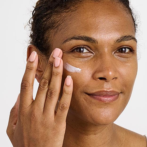 Una mujer aplicándose el retinal de Pai.