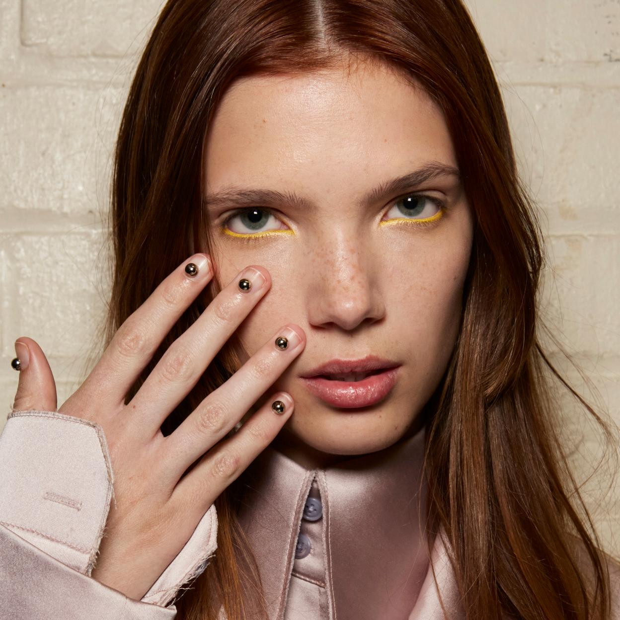 Una modelo con las uñas cuidadas.