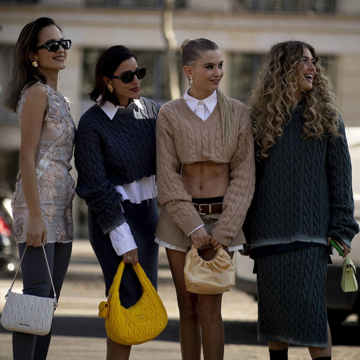 Influencers con conjuntos de punto color gris