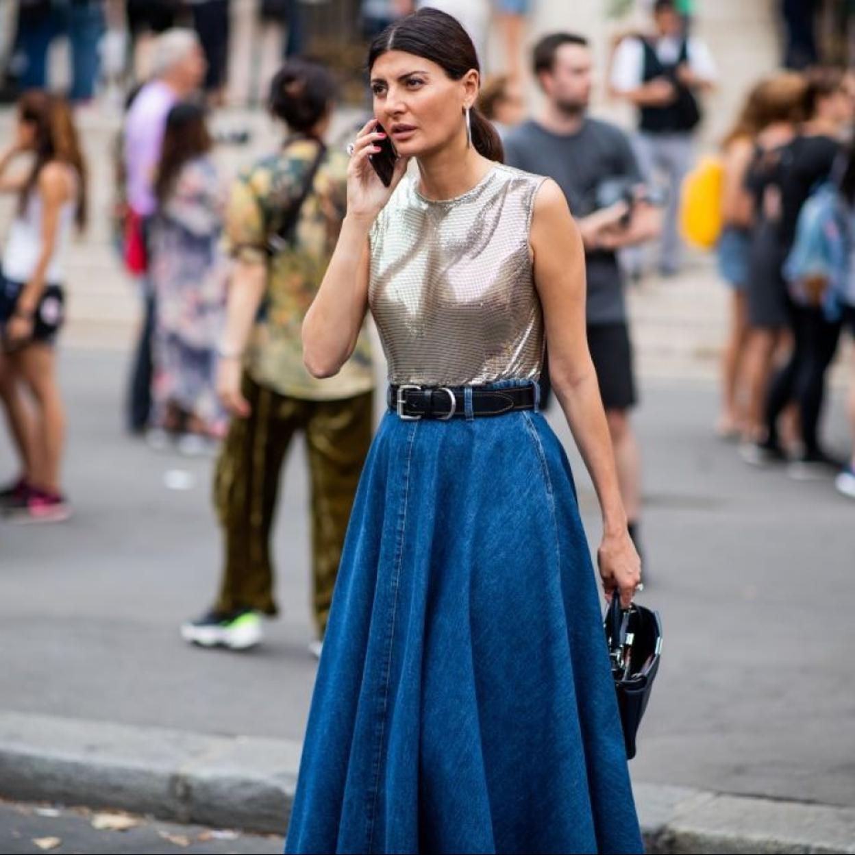 Una influencer con la falda larga denim tendencia.