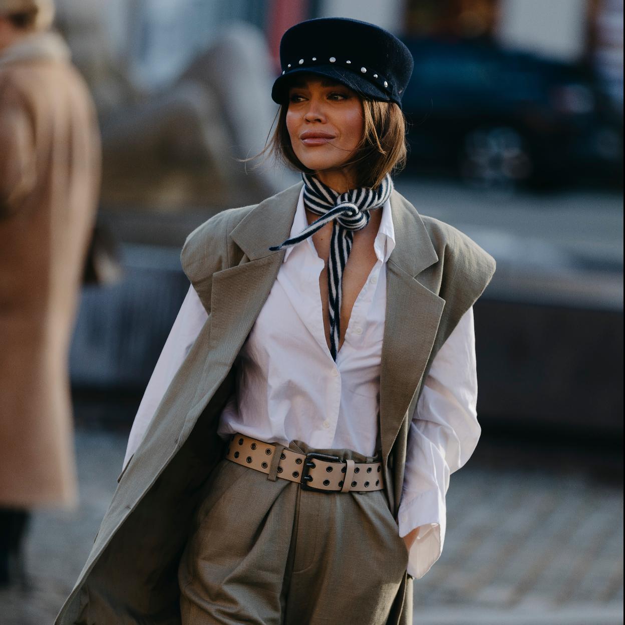 Un look de street style con camisa blanca.