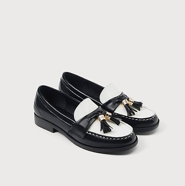 Mocasines en blanco y negro con borlas