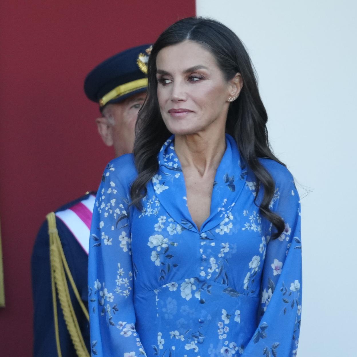La reina Letizia con un vestido azul de Juan Vidal.