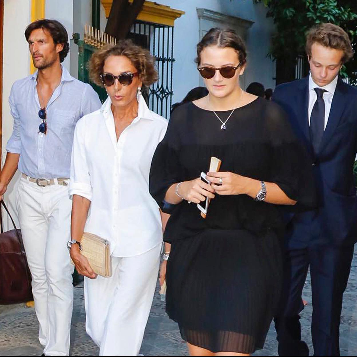 Victoria de Hohenlohe junto a Naty Abascal y Rafael Medina. /