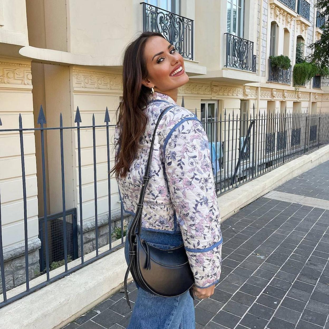 La influencer lleva una chaqueta acolchada bonita de Mango