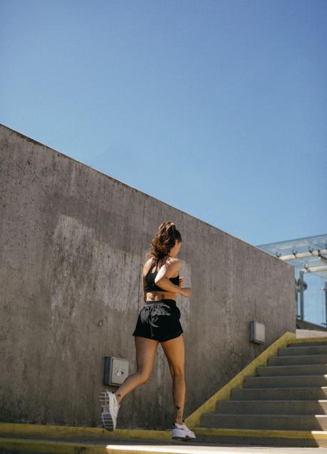 Imagen - Mujer caminando/PEXELS