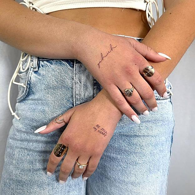 Tatuajes en la mano para mujer con palabras y frases
