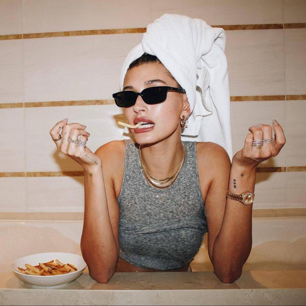 Hailey Bieber con tatuajes en la mano