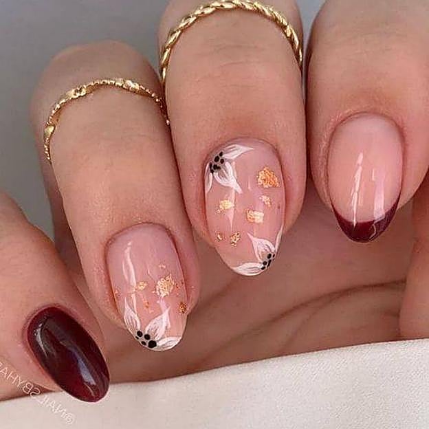 Manicura de flores en granate