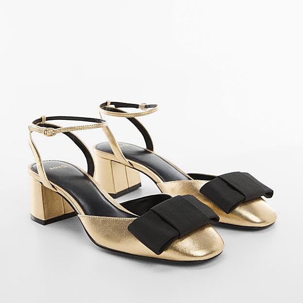 Así son los zapatos dorados de Mango.