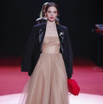 Imagen secundaria 1 - Imágenes del desfile de Pedro del Hierro, para este otoño.