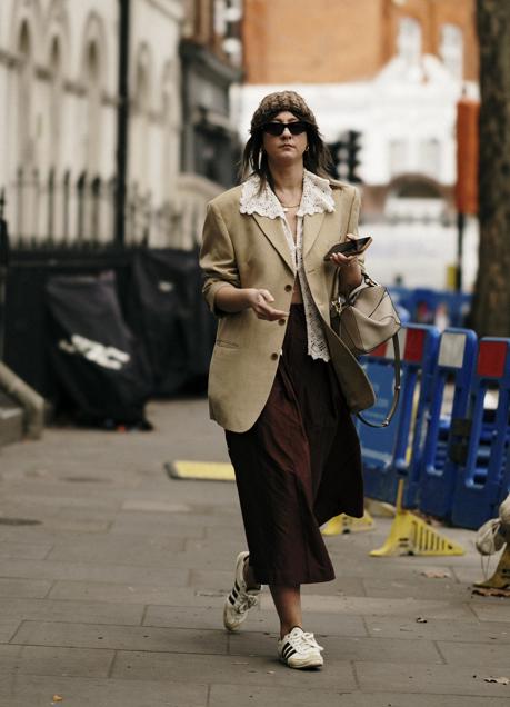 Imagen - Asistente a los desfiles de la Semana de la Moda de Londres, con Sneakers y falda midi.