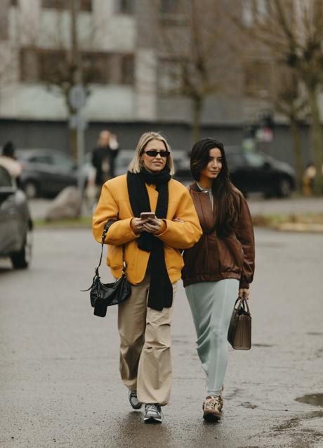 Imagen - Asistentes a la Semana de la Moda de Londres, con looks en los que las sneakers son protafonistas.